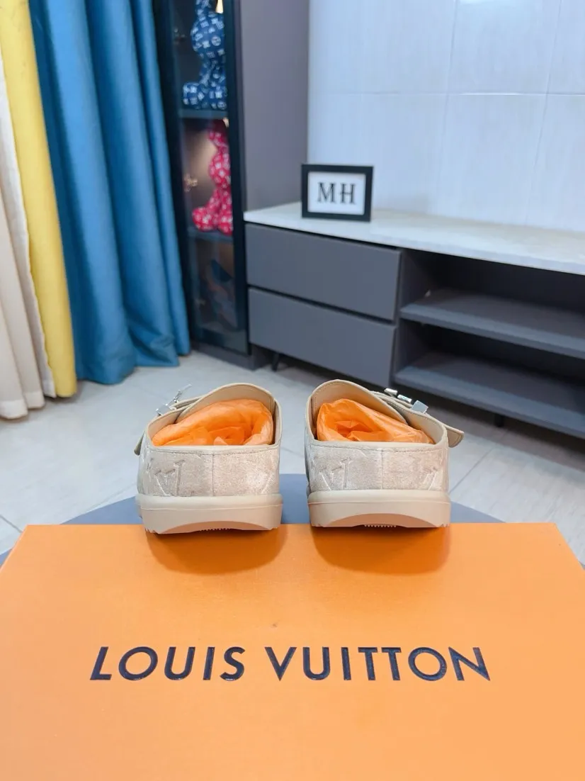 Men's Men's Shoes 💰400🌸🌸🌸🌸LV Easy 2025 new men's casual sandals and slippers, made of suede cow leather, with Monogram pattern to highlight the trendy style. Adjustable straps illuminated with LV letters, while a resilient insole and micro outsole provide lightweight comfort. Made of suede cow leather with embossed Monogram pattern and brand element metal hardware✅Adjustable straps➕Tough insole‼ ️Micro outsole. Comfortable and easy to wear‼ ️ size：38-45